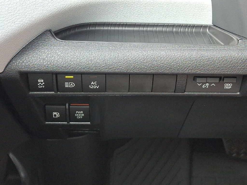 Used 2026 Toyota Sienna XLE FWD image 28