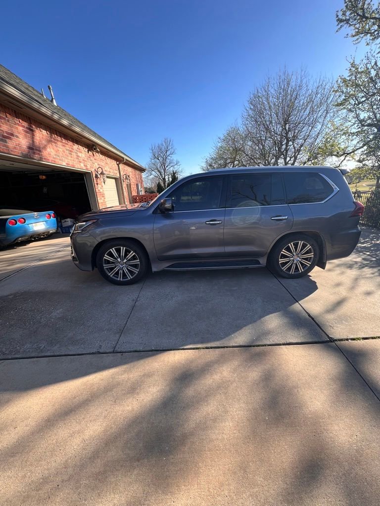 Used 2017 Lexus LX 570 4WD w/ Luxury Package image 4