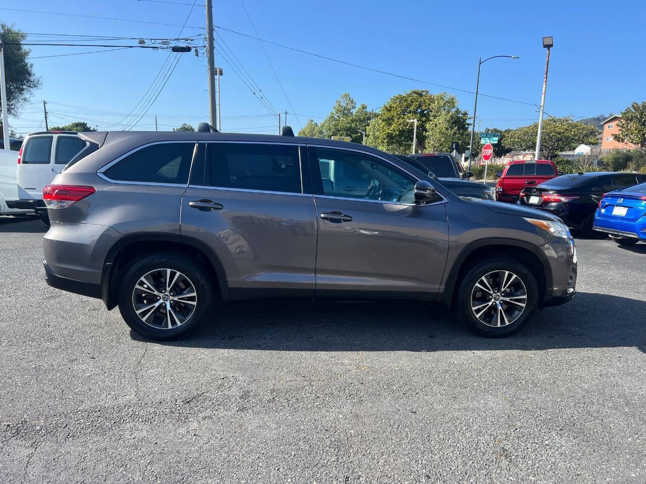 Used 2019 Toyota Highlander LE w/ Carpet Mat Package (TMS) FWD image 6