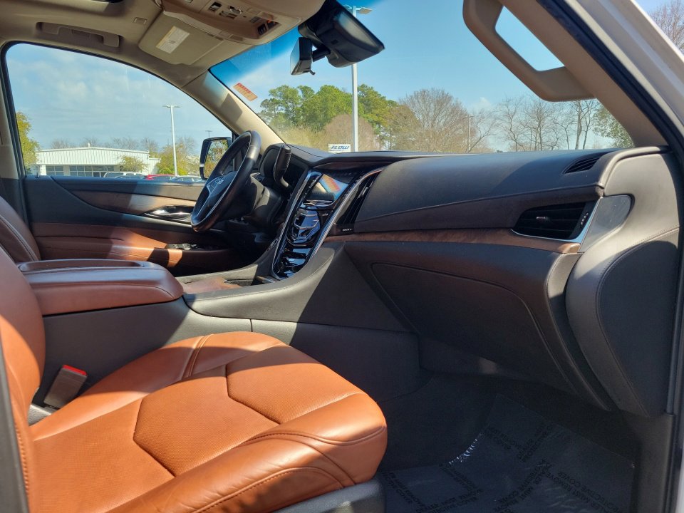 Used 2020 Cadillac Escalade ESV Premium Luxury image 28