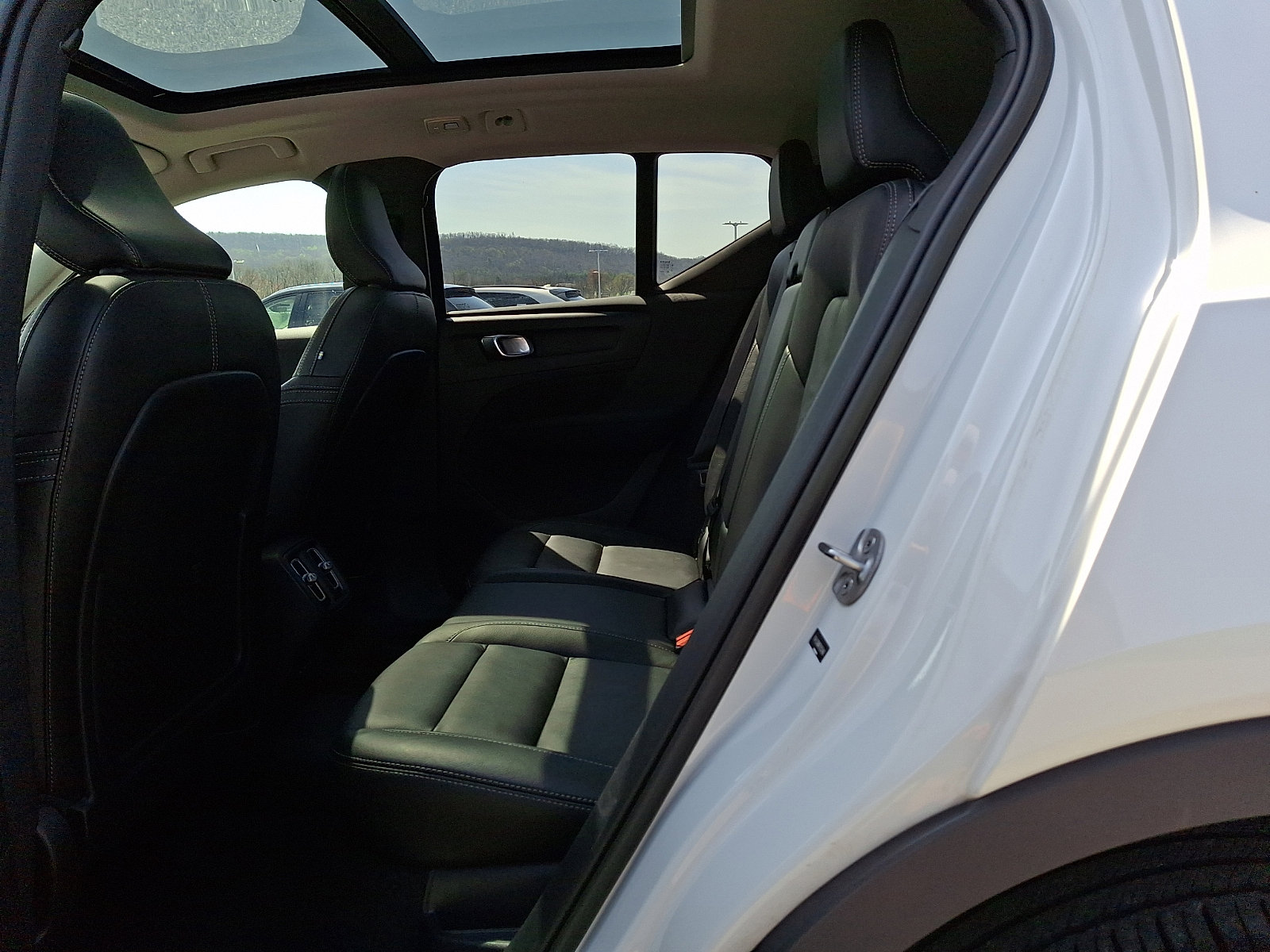 Certified 2023 Volvo XC40 B5 Plus w/ Driver Assist Package AWD/4WD image 9