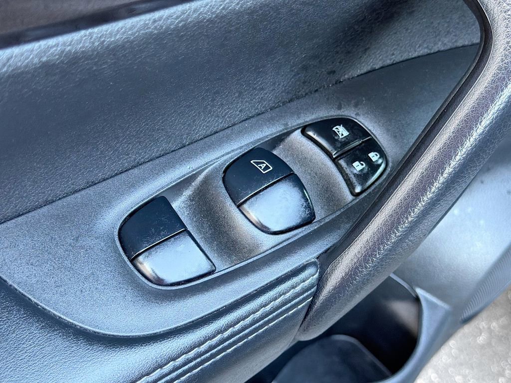 Used 2021 Nissan Rogue Sport S image 17