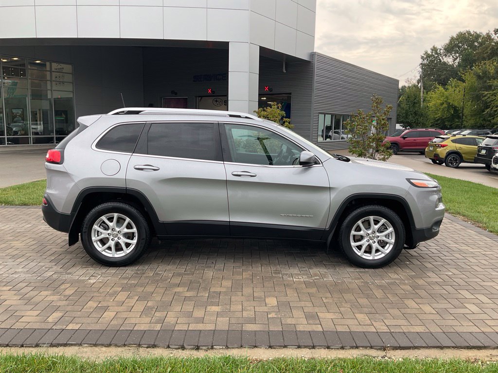 Used 2017 Jeep Cherokee Latitude w/ Cold Weather Group AWD/4WD image 8