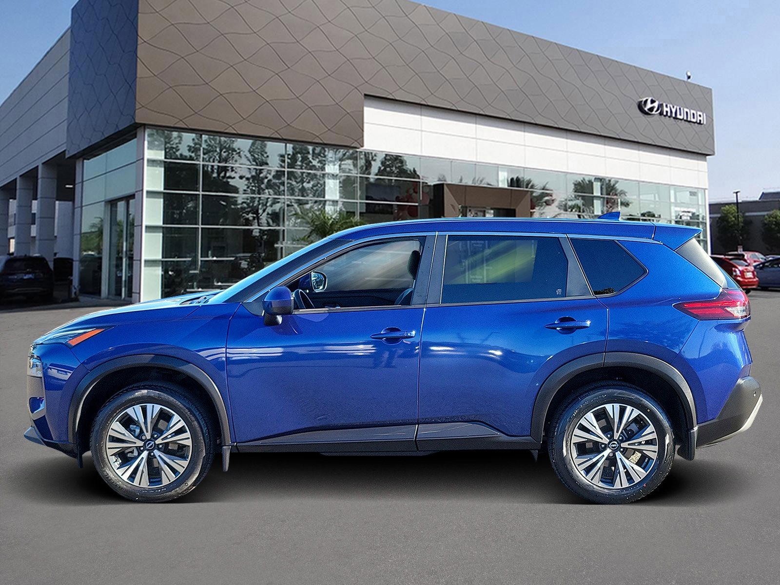 Used 2023 Nissan Rogue SV image 3