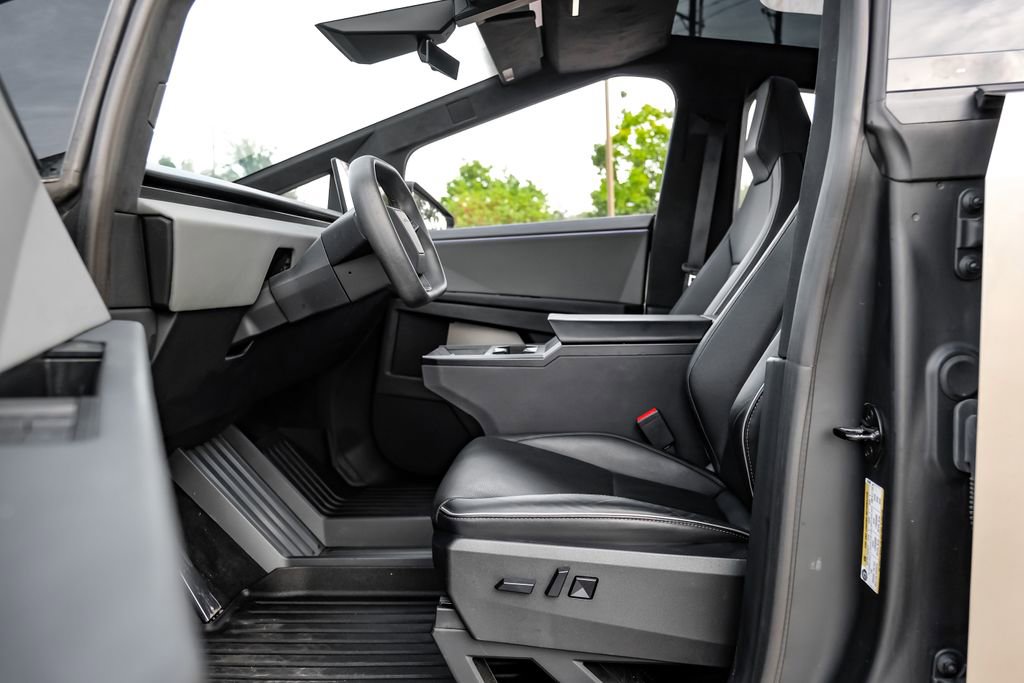 Used 2024 Tesla Cybertruck AWD Crew Cab image 38