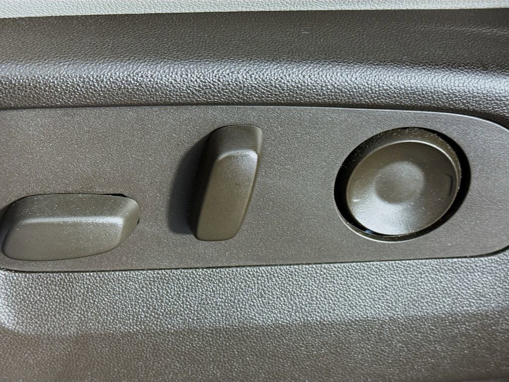 Used 2022 GMC Yukon XL SLT w/ SLT Luxury Package image 18