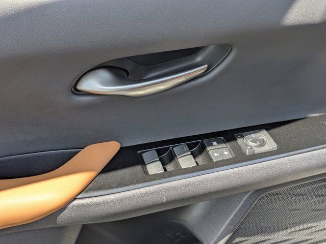 Used 2022 Lexus UX 200 w/ Accessory Package (Z1) FWD image 15