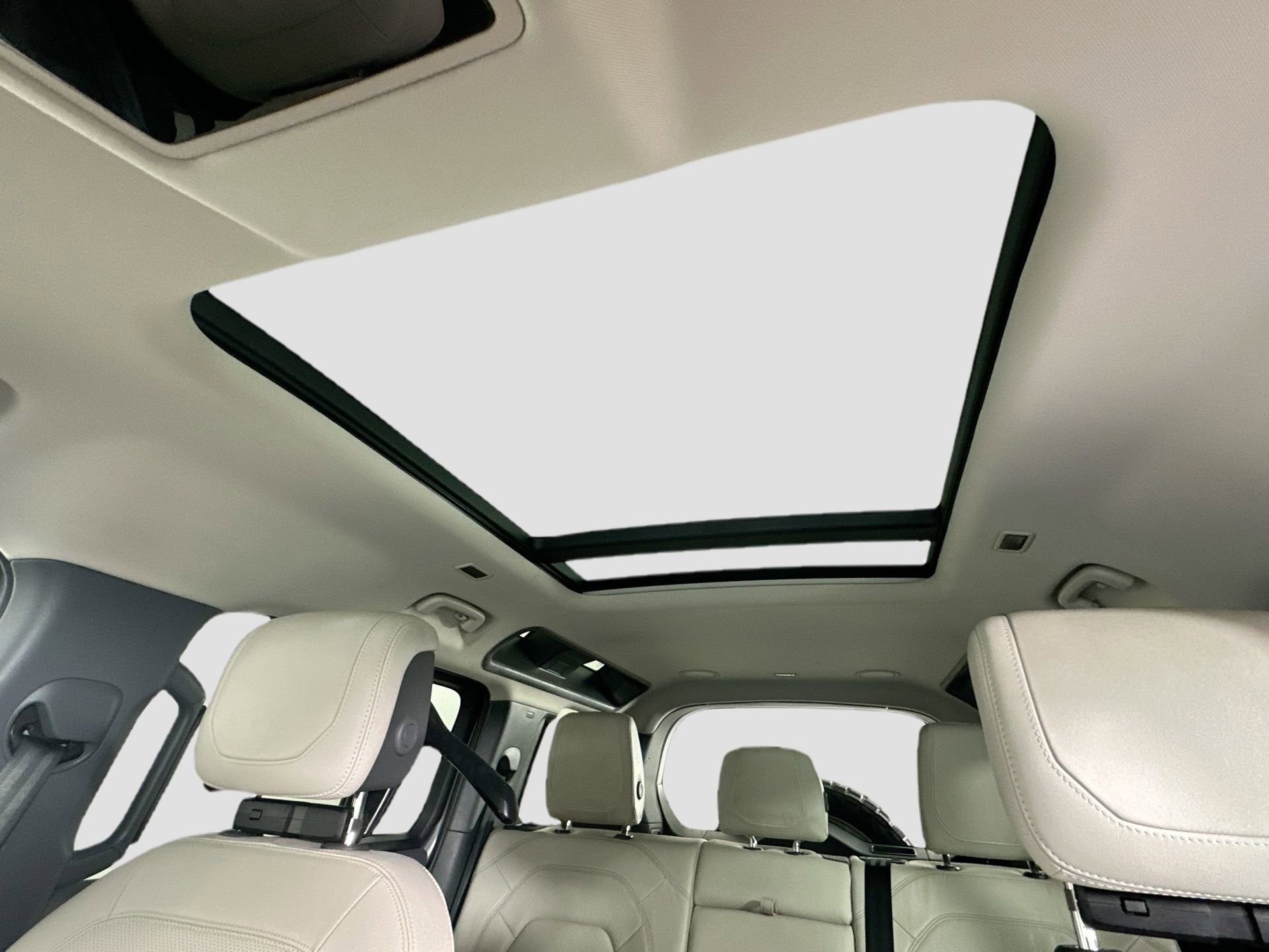 Used 2024 Land Rover Defender 110 SE image 24