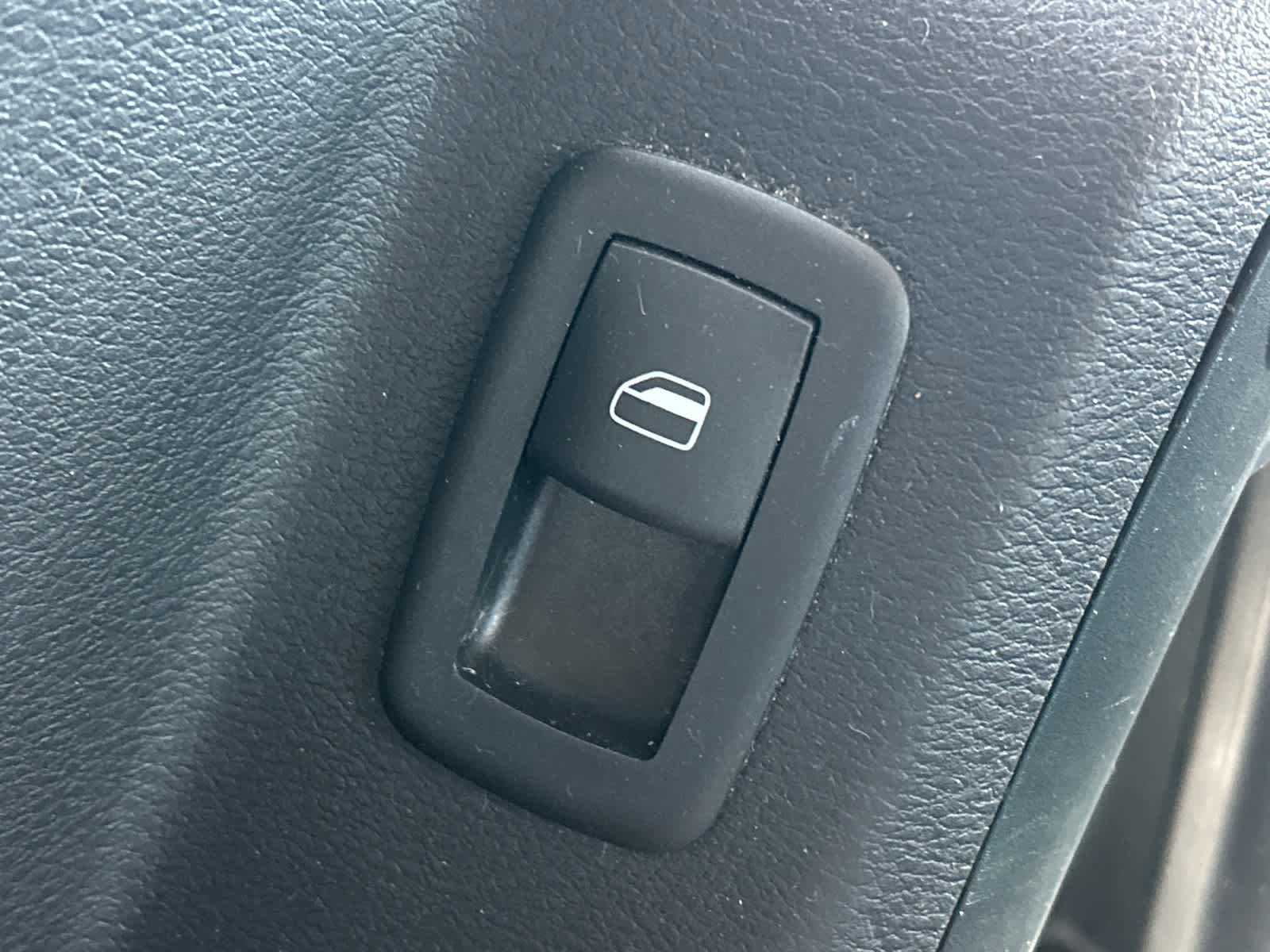Used 2015 Chrysler Town & Country Touring FWD image 15