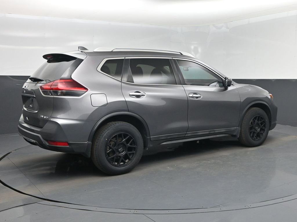 Used 2018 Nissan Rogue SV image 3