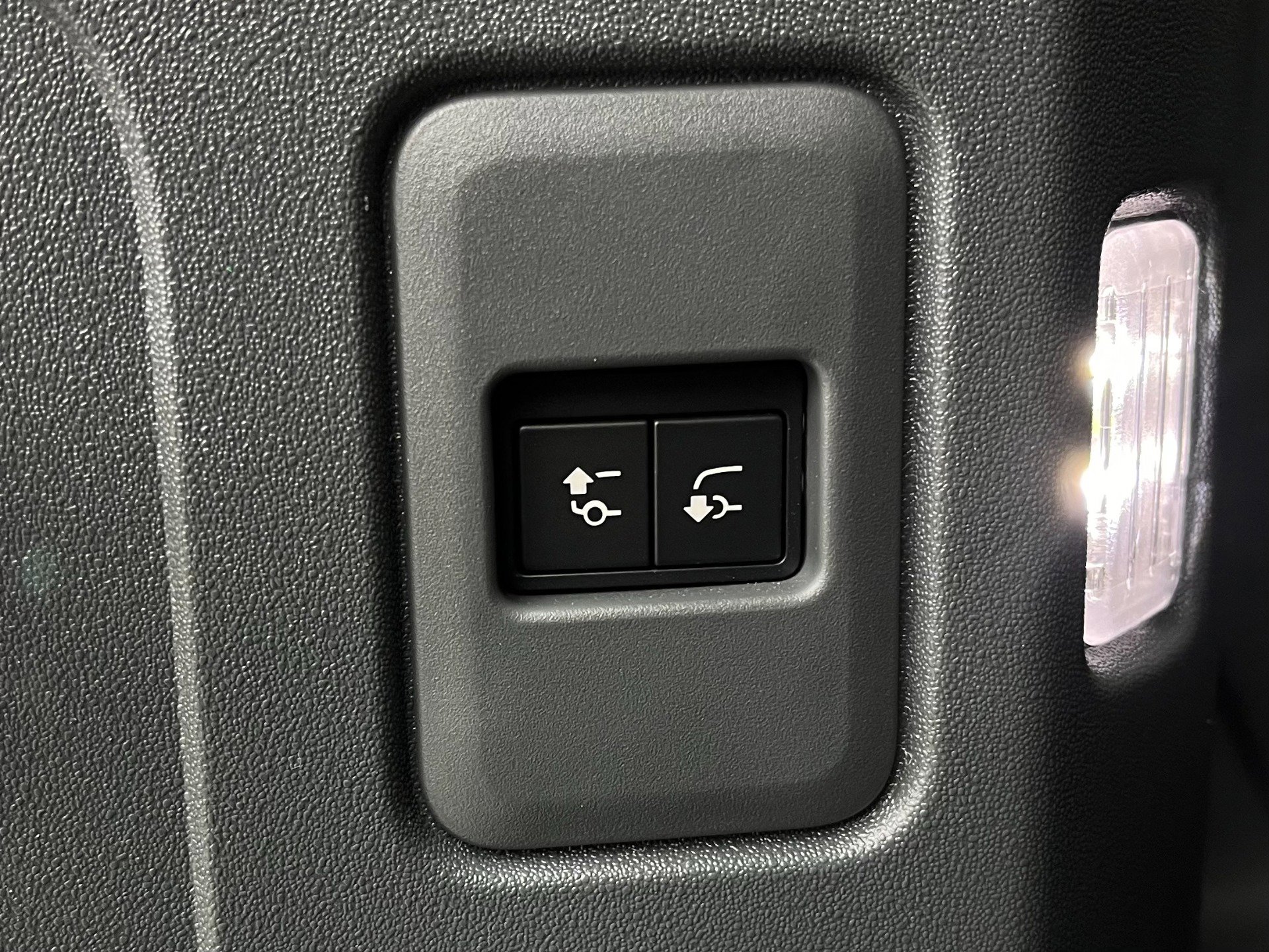 Used 2024 Land Rover Defender 110 SE image 30