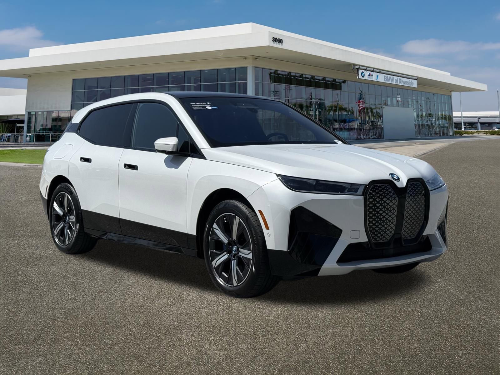 Used 2023 BMW iX xDrive50 w/ Sport Package image 2