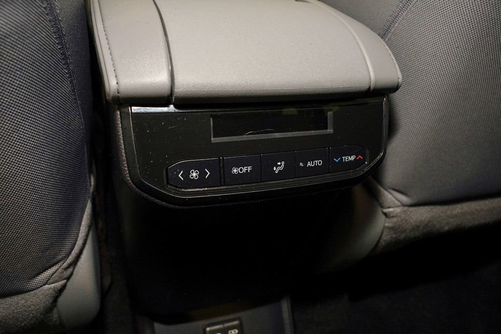 Used 2024 Toyota Highlander LE FWD image 8