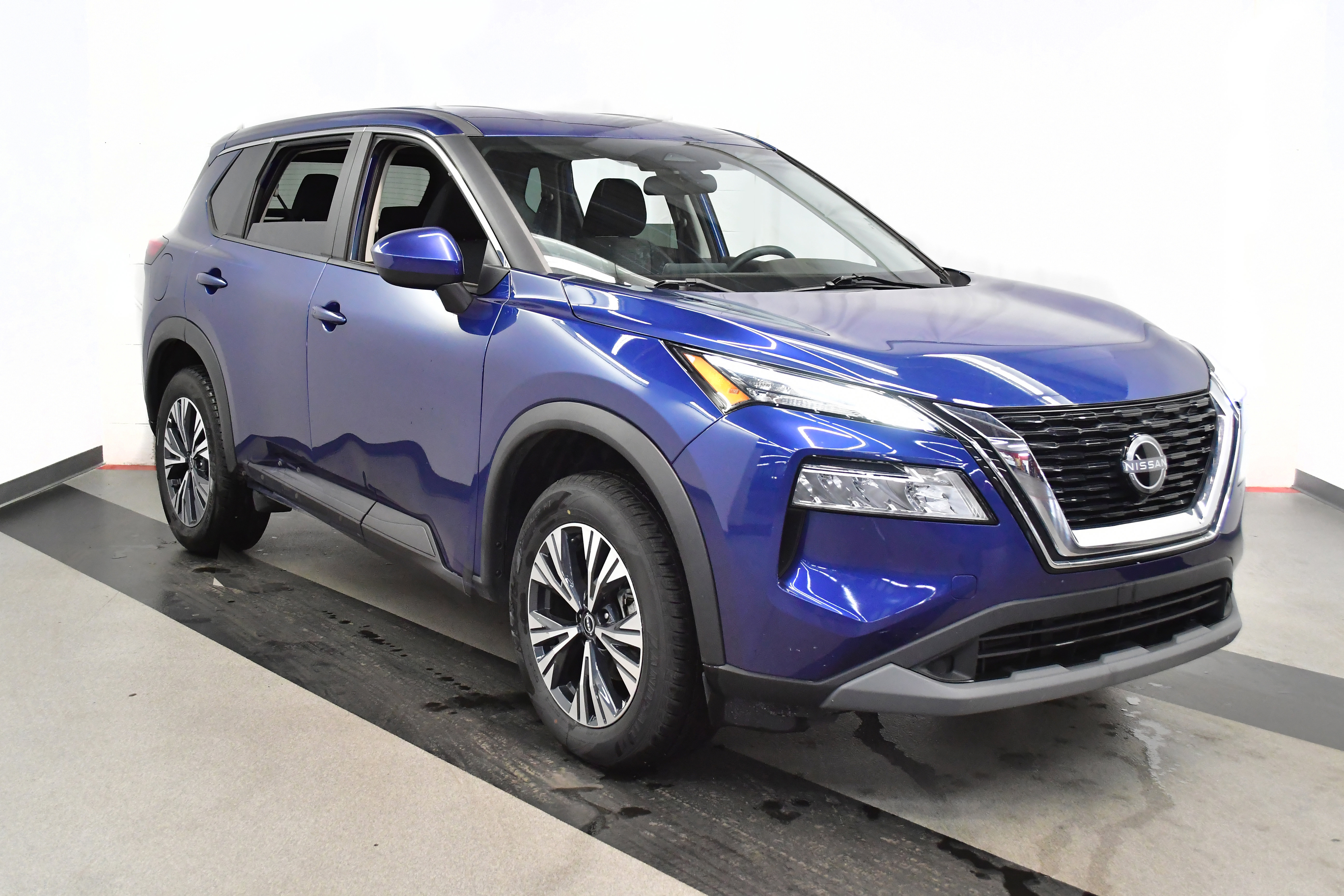 Used 2023 Nissan Rogue SV image 2