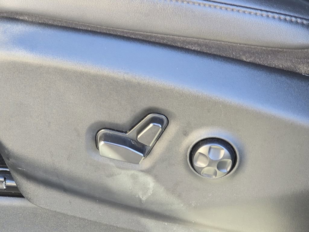 Used 2024 Chrysler Pacifica Touring-L image 12