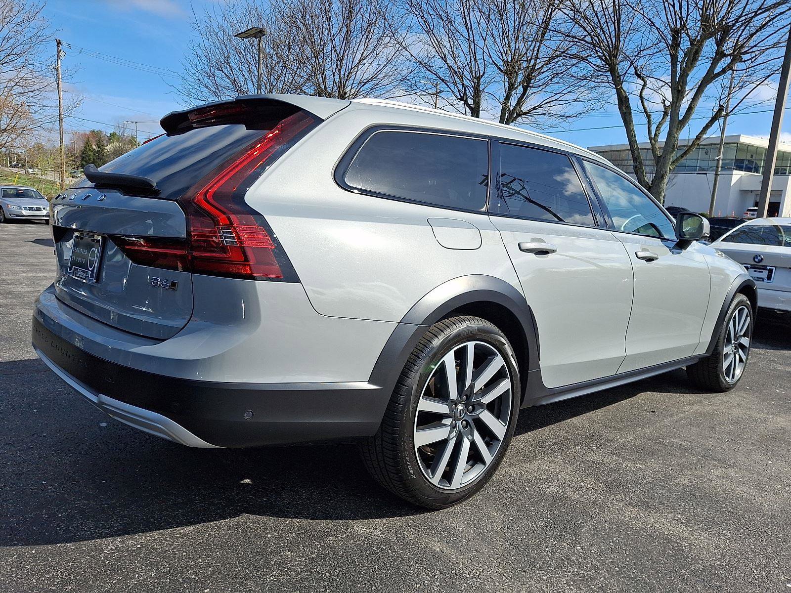 Certified 2025 Volvo V90 B6 Cross Country Ultra AWD/4WD image 6