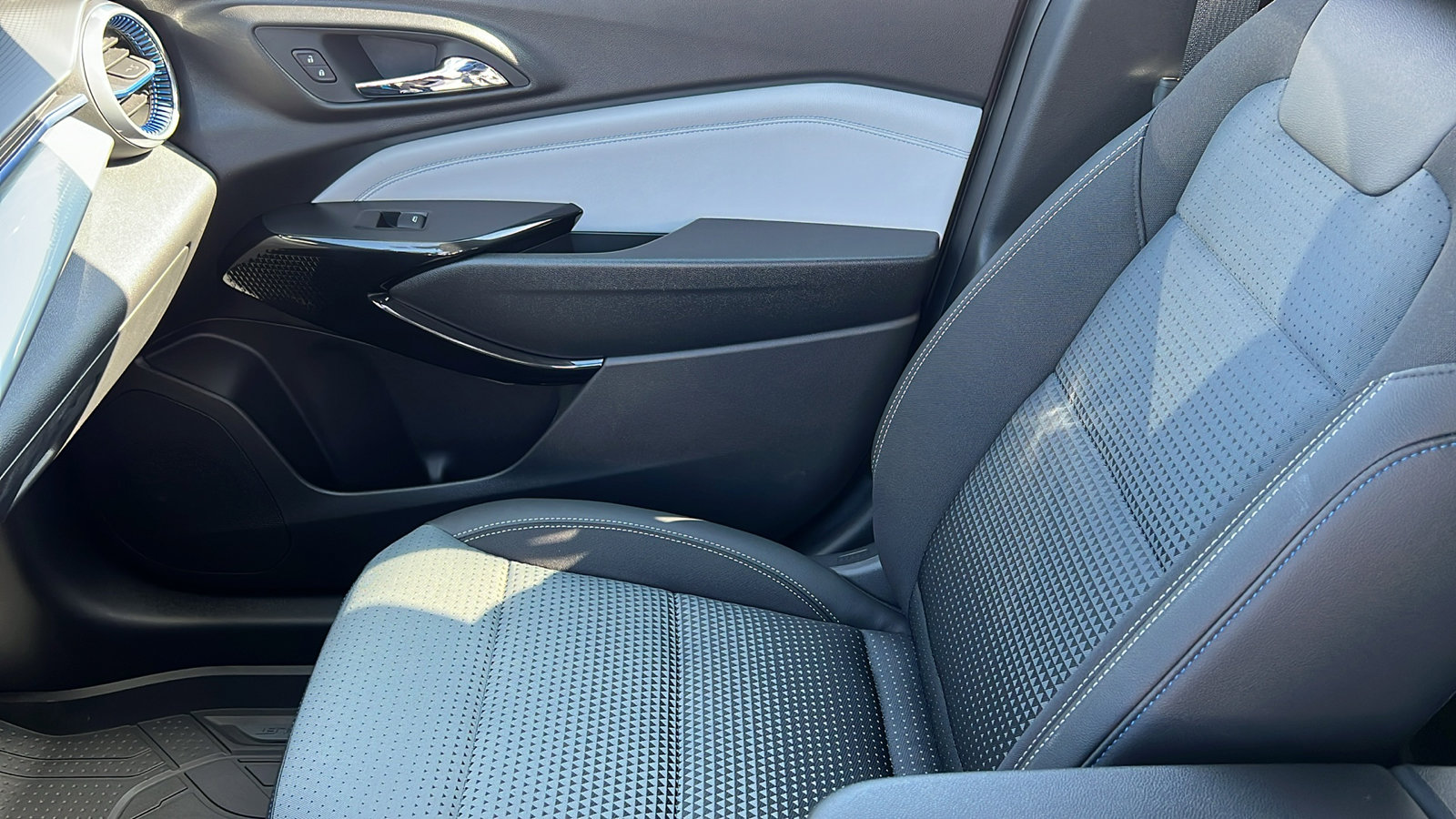 New 2026 Chevrolet Trax LT w/ Sunroof Package image 19