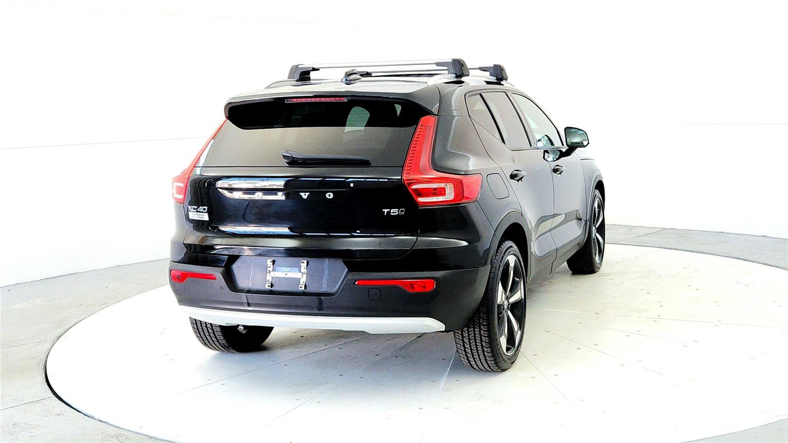 Used 2021 Volvo XC40 T5 Momentum w/ Premium Package image 5