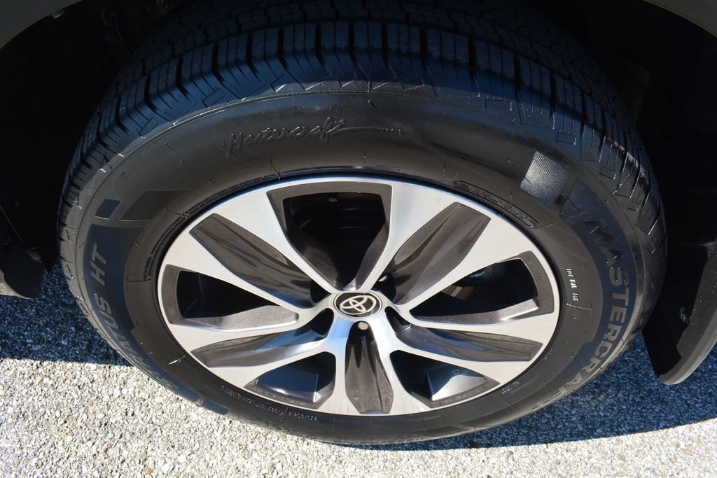 Used 2022 Toyota Highlander XLE AWD/4WD image 28