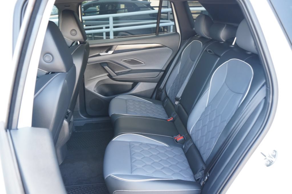 New 2026 Volkswagen Tiguan SEL R-Line AWD/4WD image 7