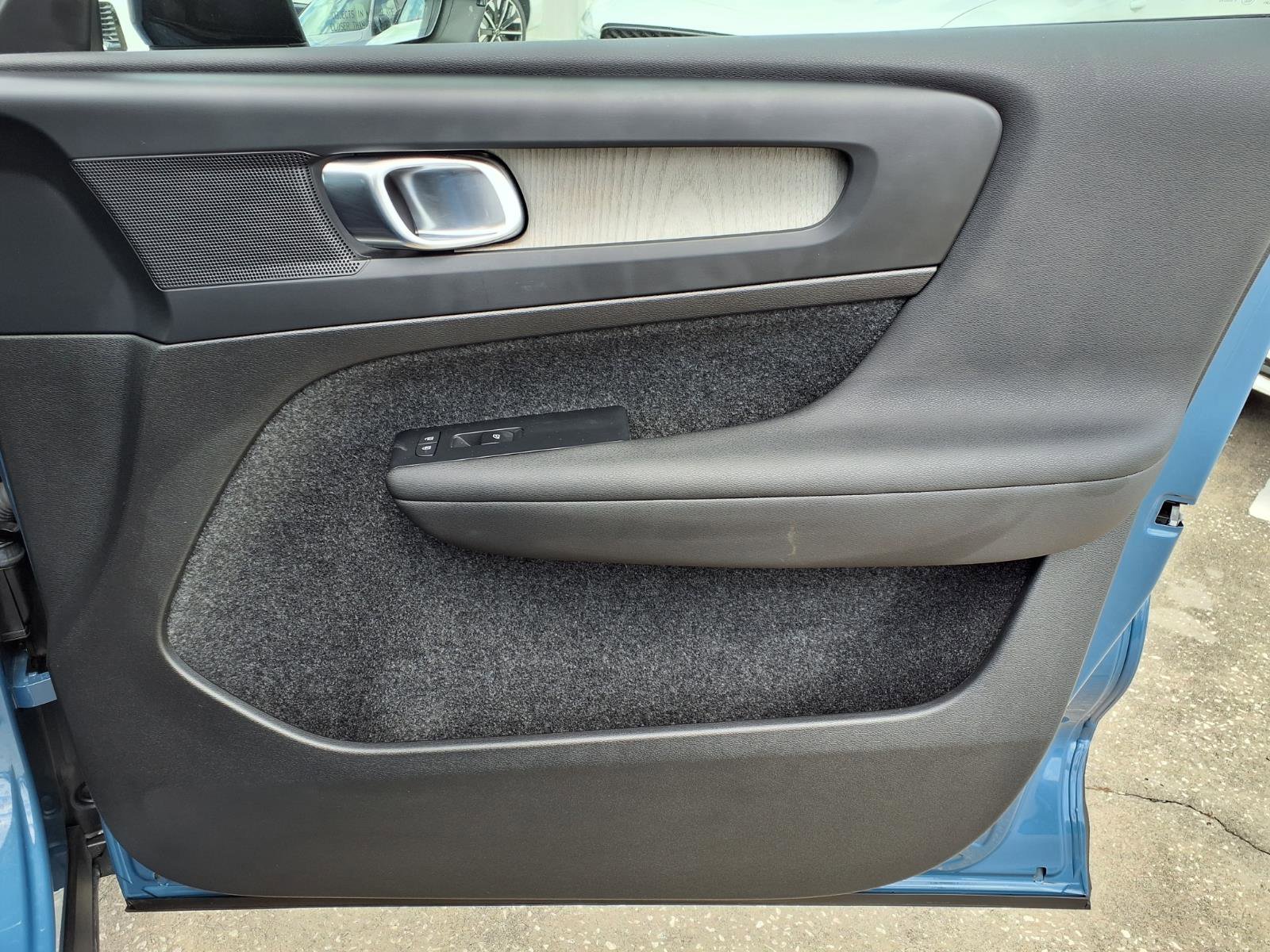 Used 2023 Volvo XC40 B5 Plus image 13