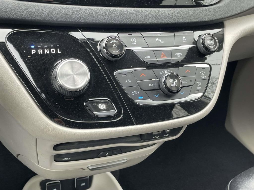 Used 2018 Chrysler Pacifica Touring-L Plus w/ Tire & Wheel Group image 25