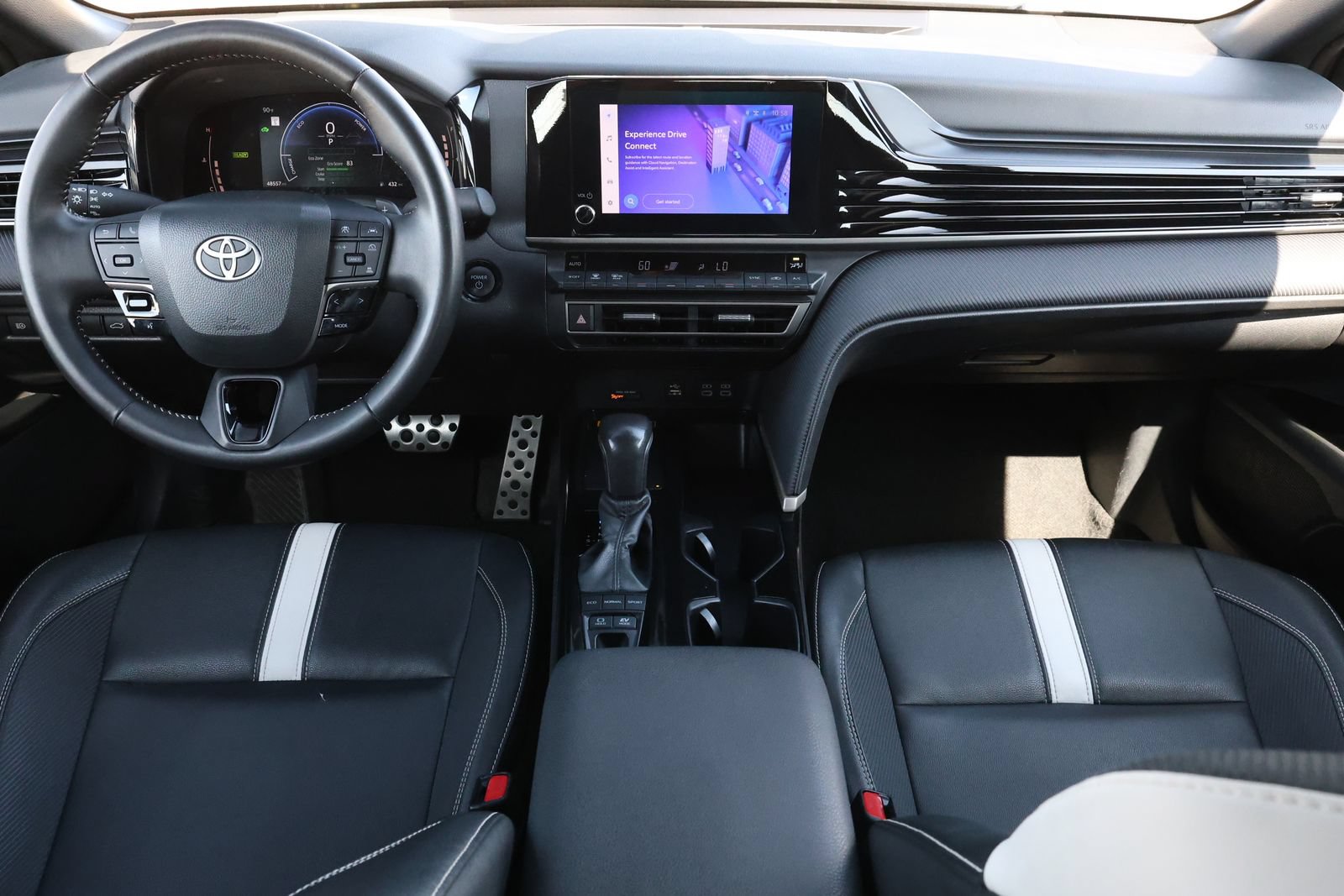 Used 2025 Toyota Camry Hybrid FWD image 2