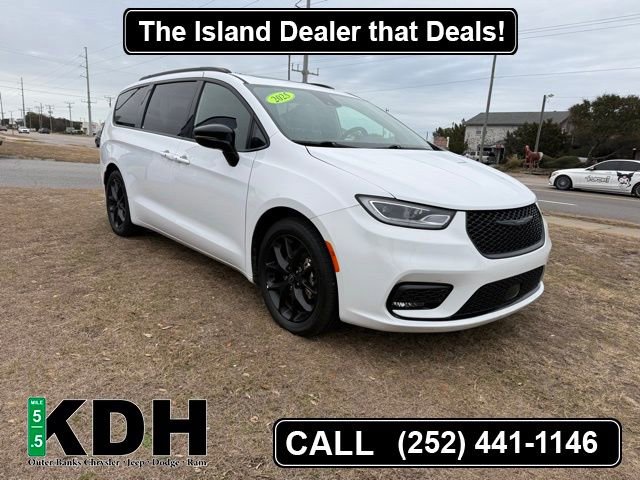 Used 2025 Chrysler Pacifica Limited image 1