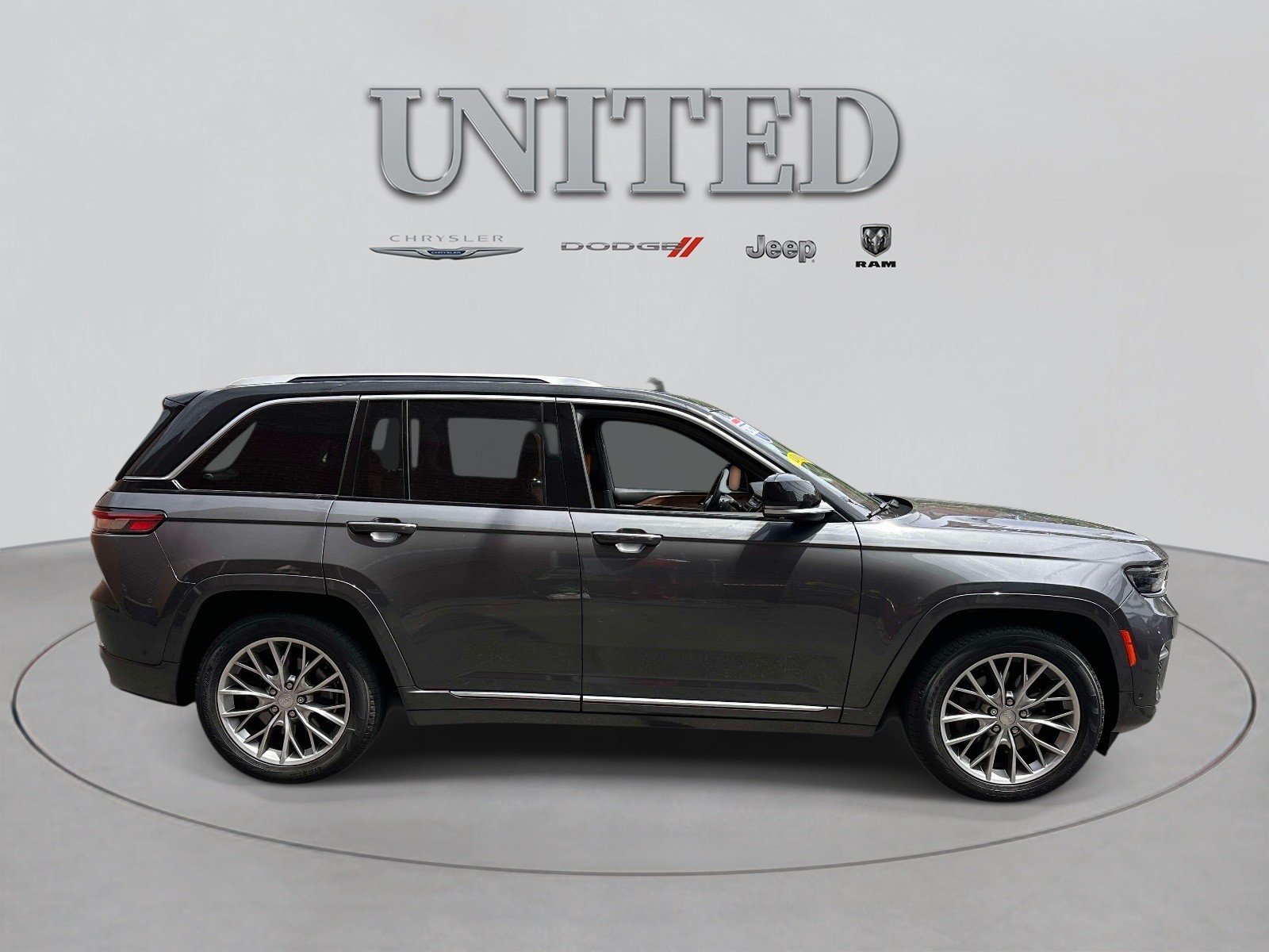 Used 2022 Jeep Grand Cherokee Summit w/ Luxury Tech Group V AWD/4WD image 2