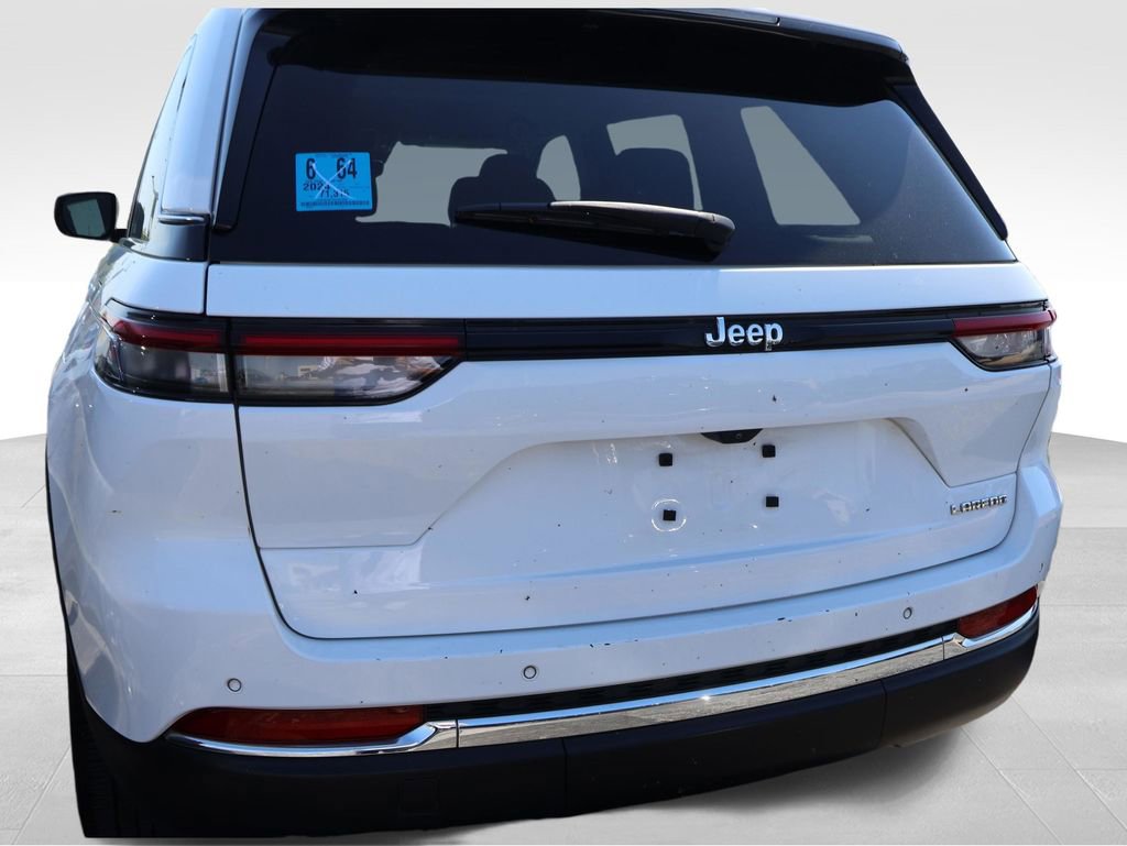 Used 2024 Jeep Grand Cherokee Laredo image 5