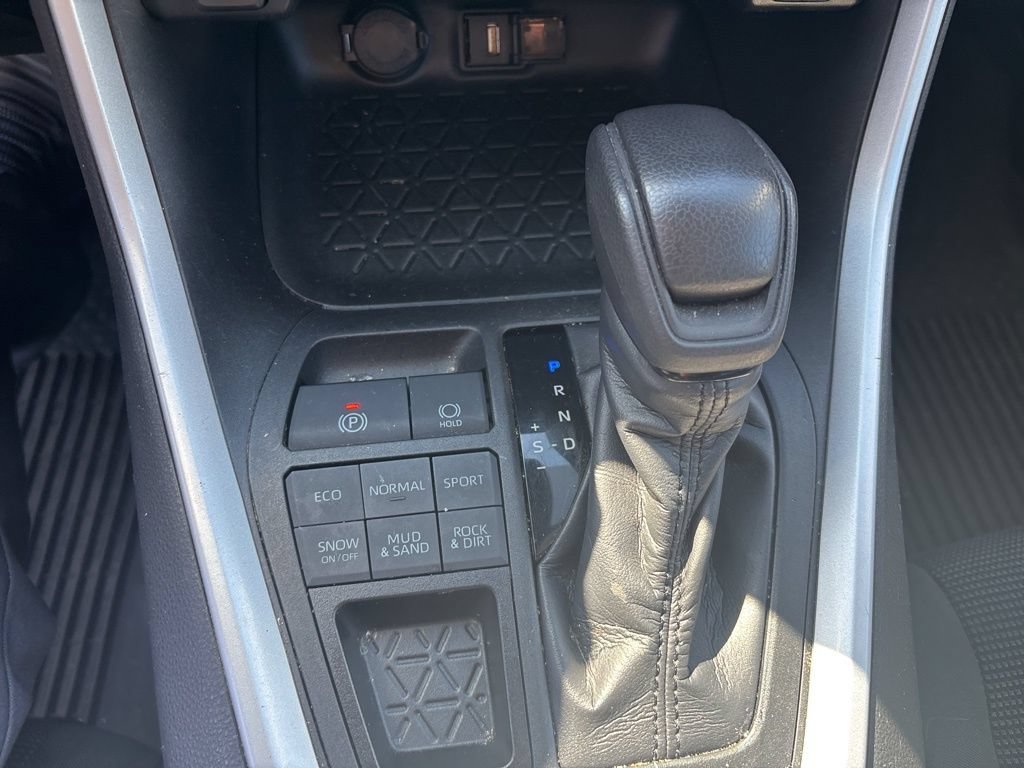 Used 2020 Toyota RAV4 LE w/ All Weather Liner Package AWD/4WD image 12