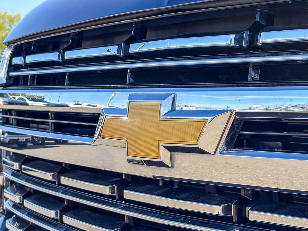 Used 2023 Chevrolet Suburban Premier image 13