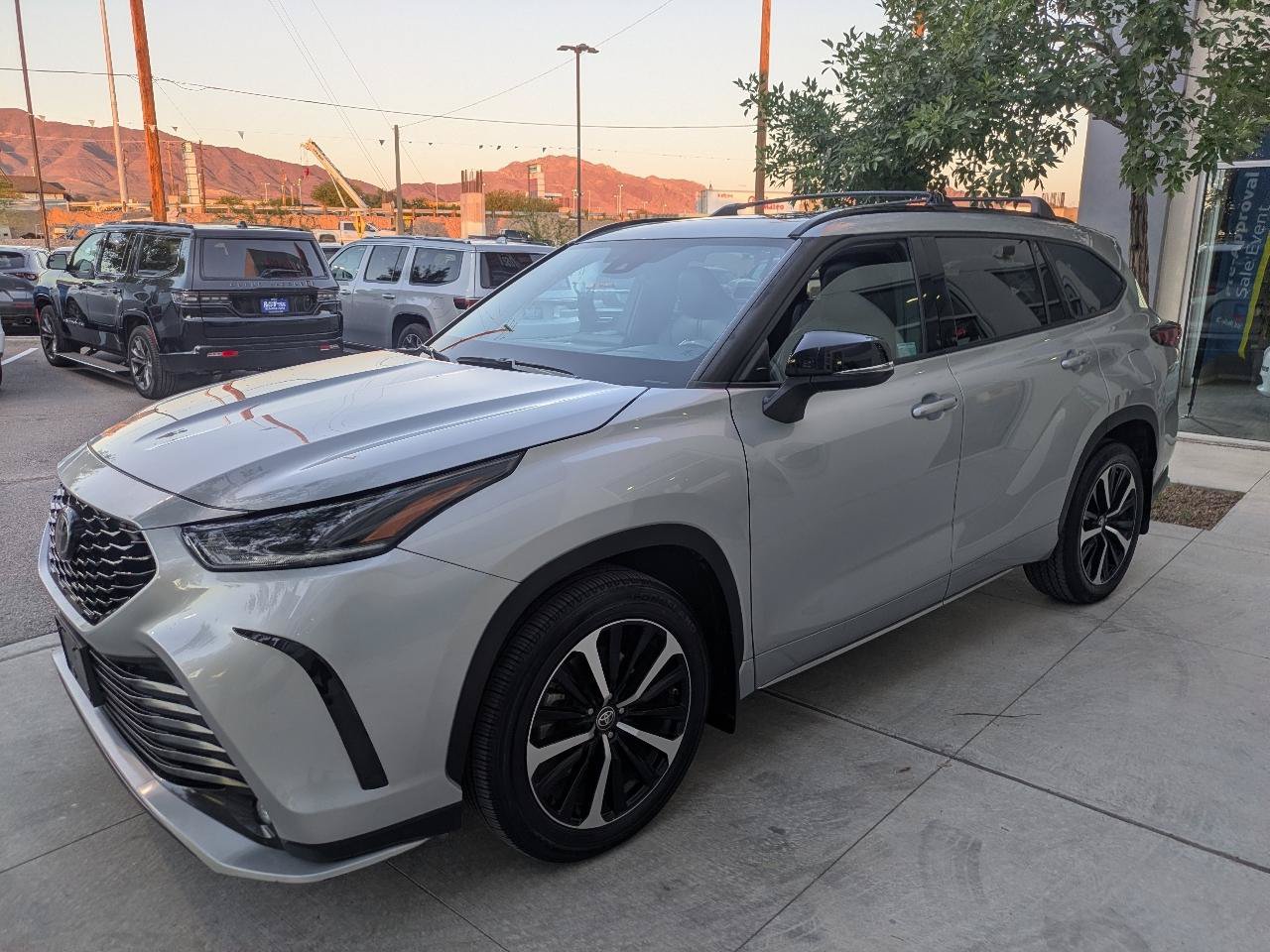 Used 2021 Toyota Highlander XSE FWD image 3