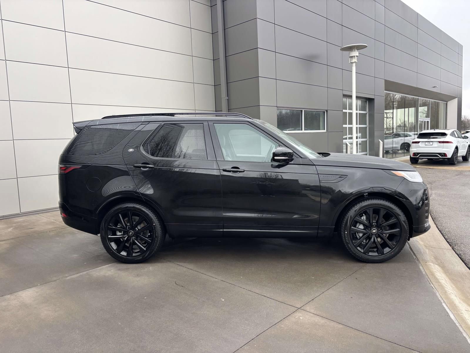 New 2026 Land Rover Discovery Dynamic SE image 4