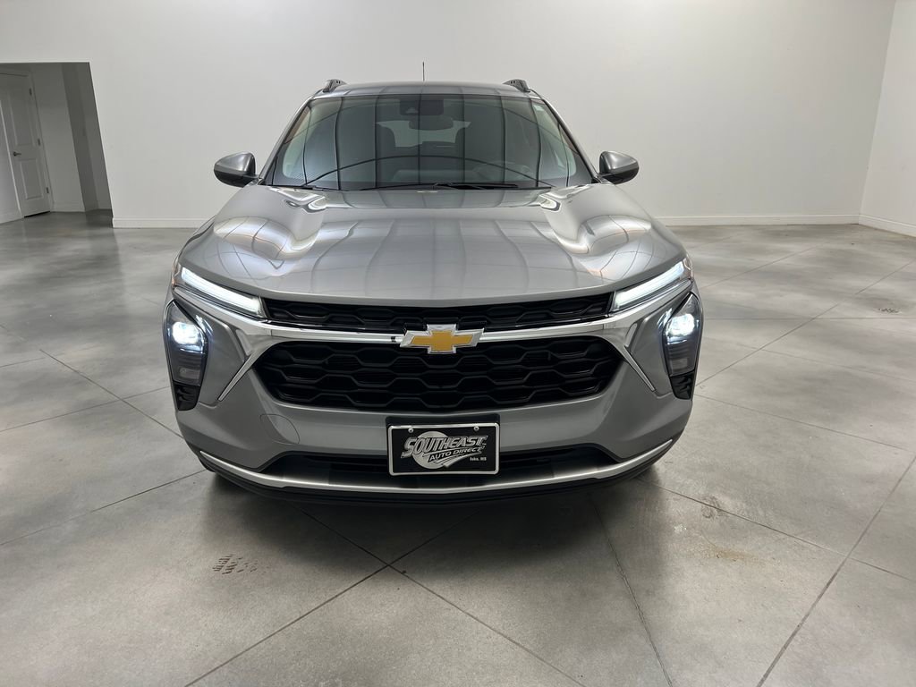 Used 2025 Chevrolet Trax LT w/ LT Convenience Package FWD image 2