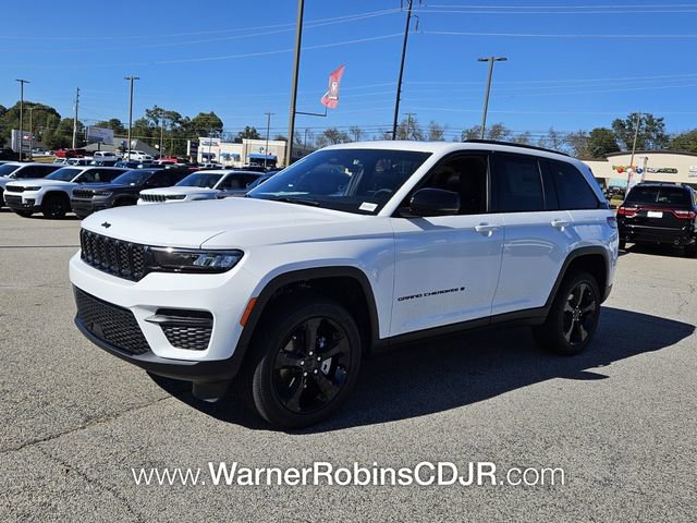 New 2025 Jeep Grand Cherokee Altitude image 3