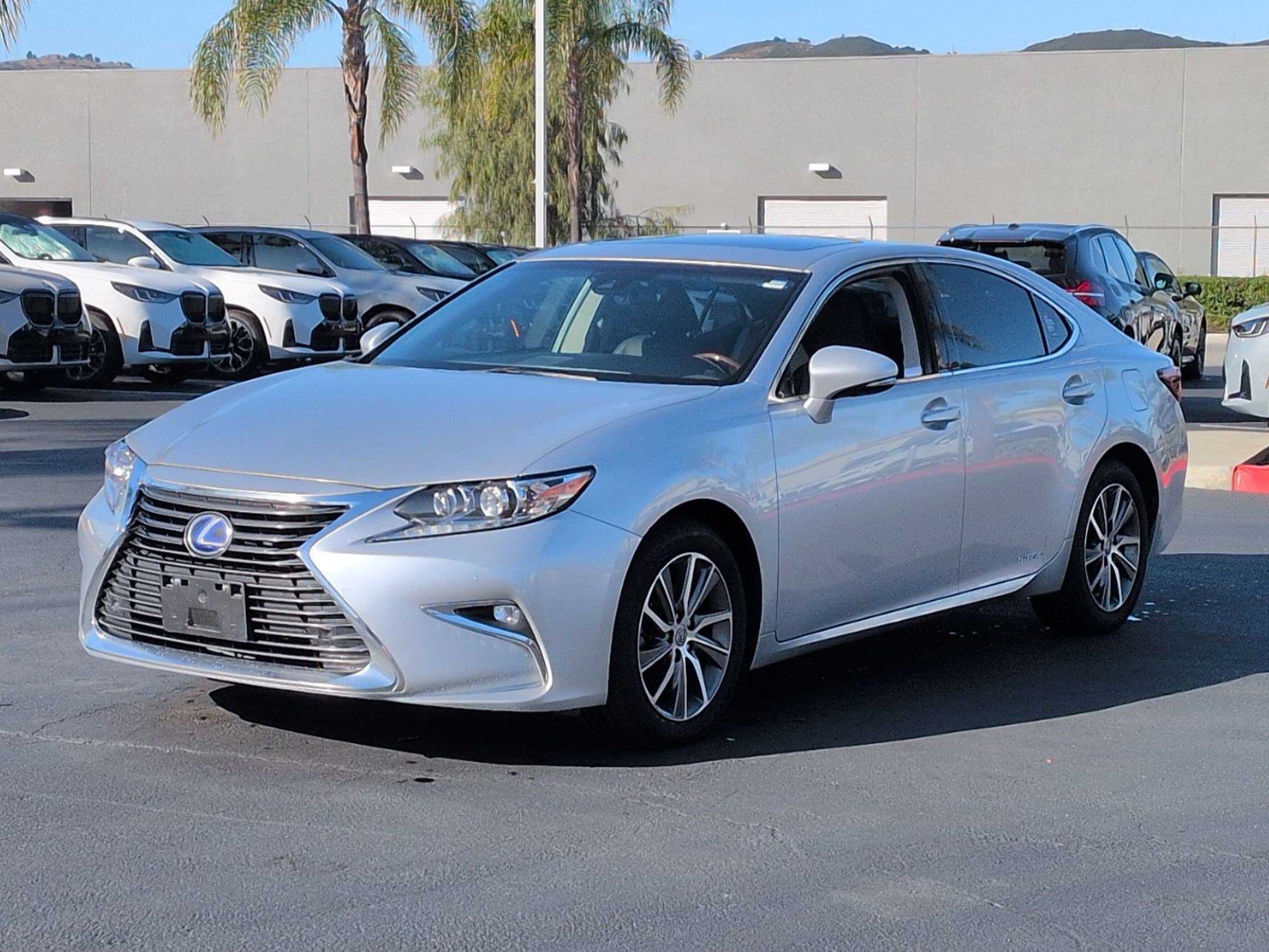 Used 2018 Lexus ES 300h w/ Navigation Package FWD image 5