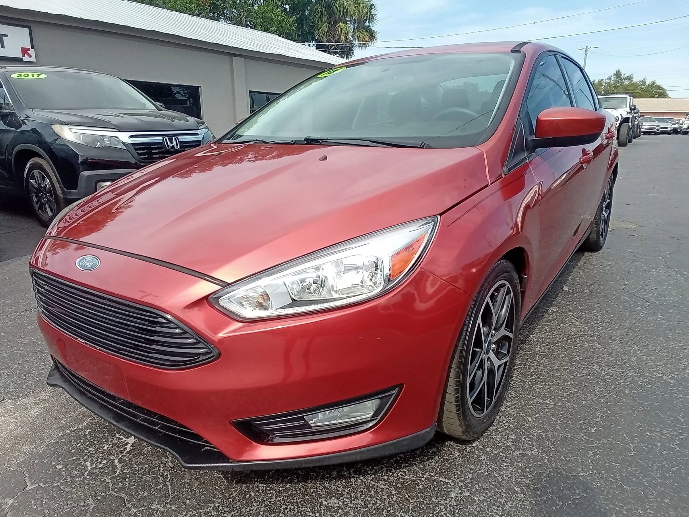 Used 2018 Ford Focus SE w/ SE Appearance Package FWD image 2