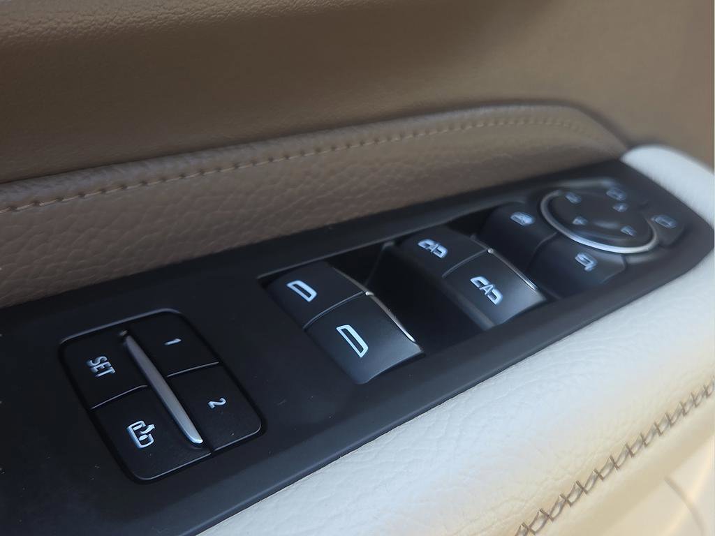 Used 2023 GMC Yukon XL Denali AWD/4WD image 11