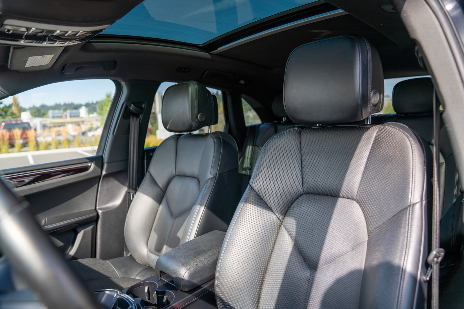 Certified 2024 Porsche Macan AWD/4WD image 5