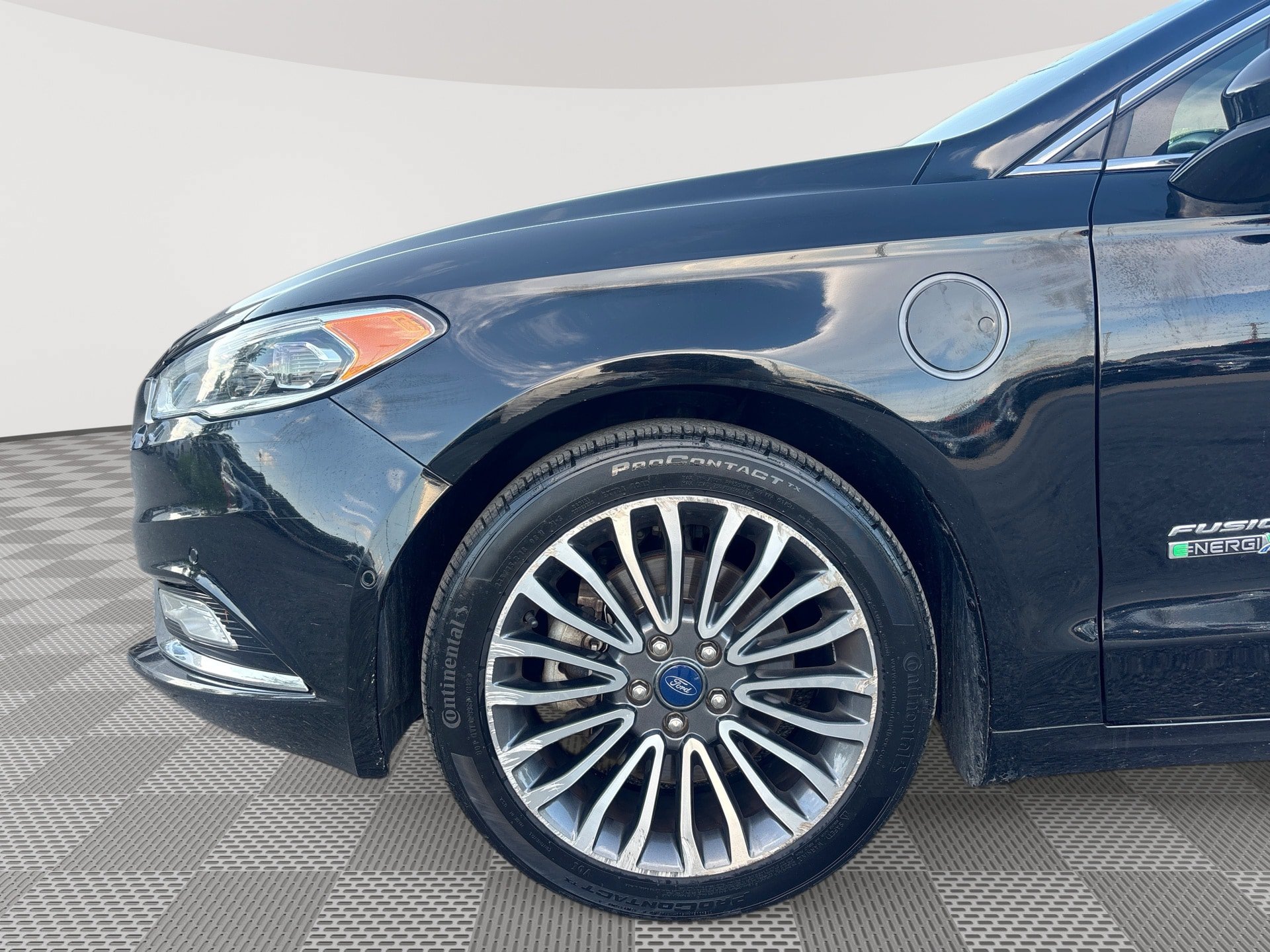 Used 2018 Ford Fusion Energi Titanium FWD image 19
