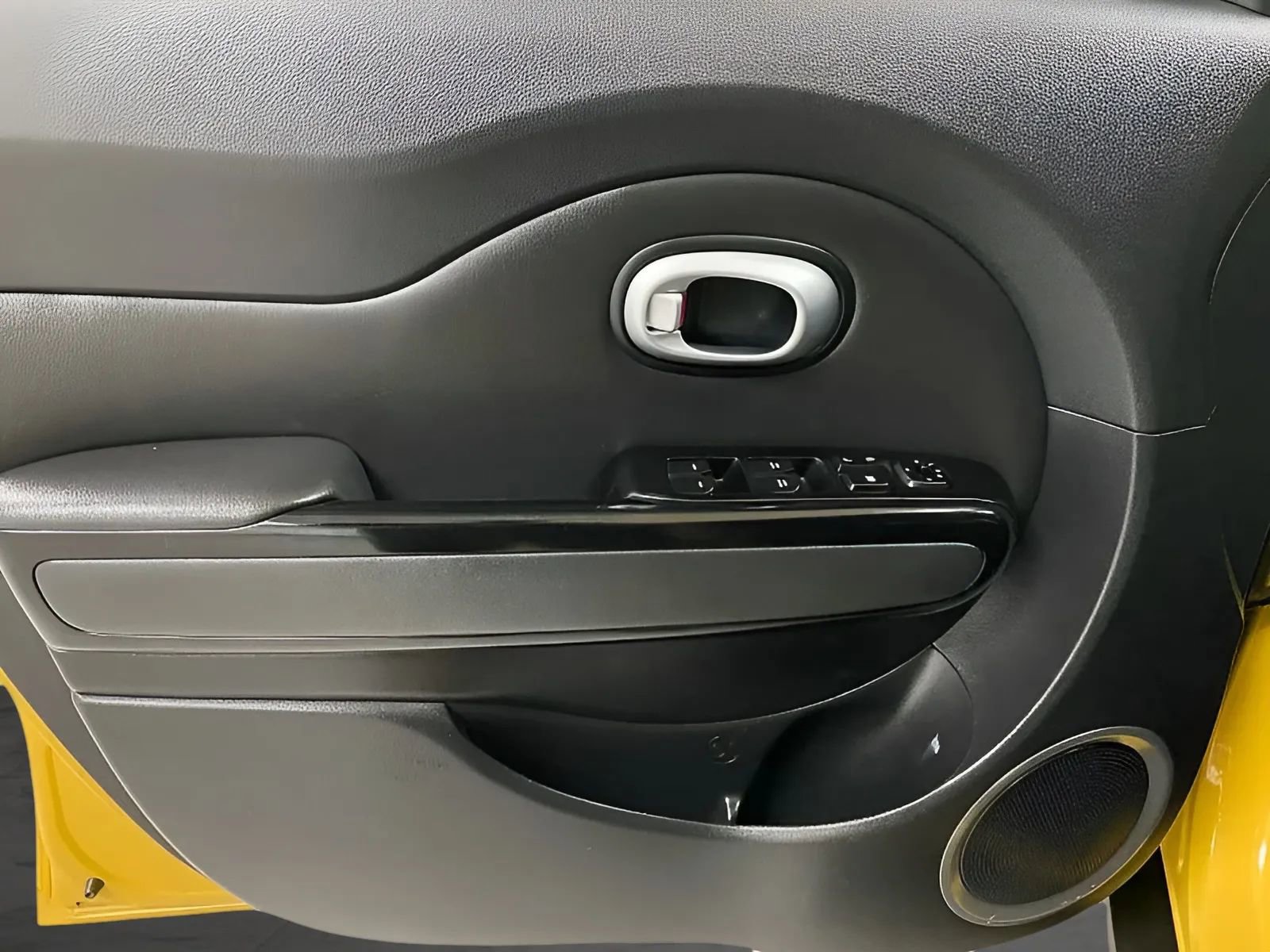 Used 2015 Kia Soul ! FWD image 9