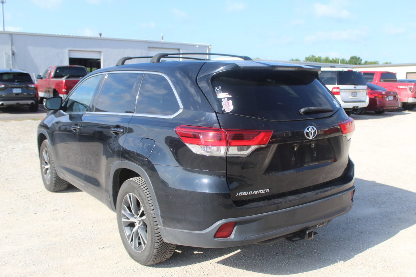 Used 2017 Toyota Highlander LE w/ Carpet Mat Package FWD image 4