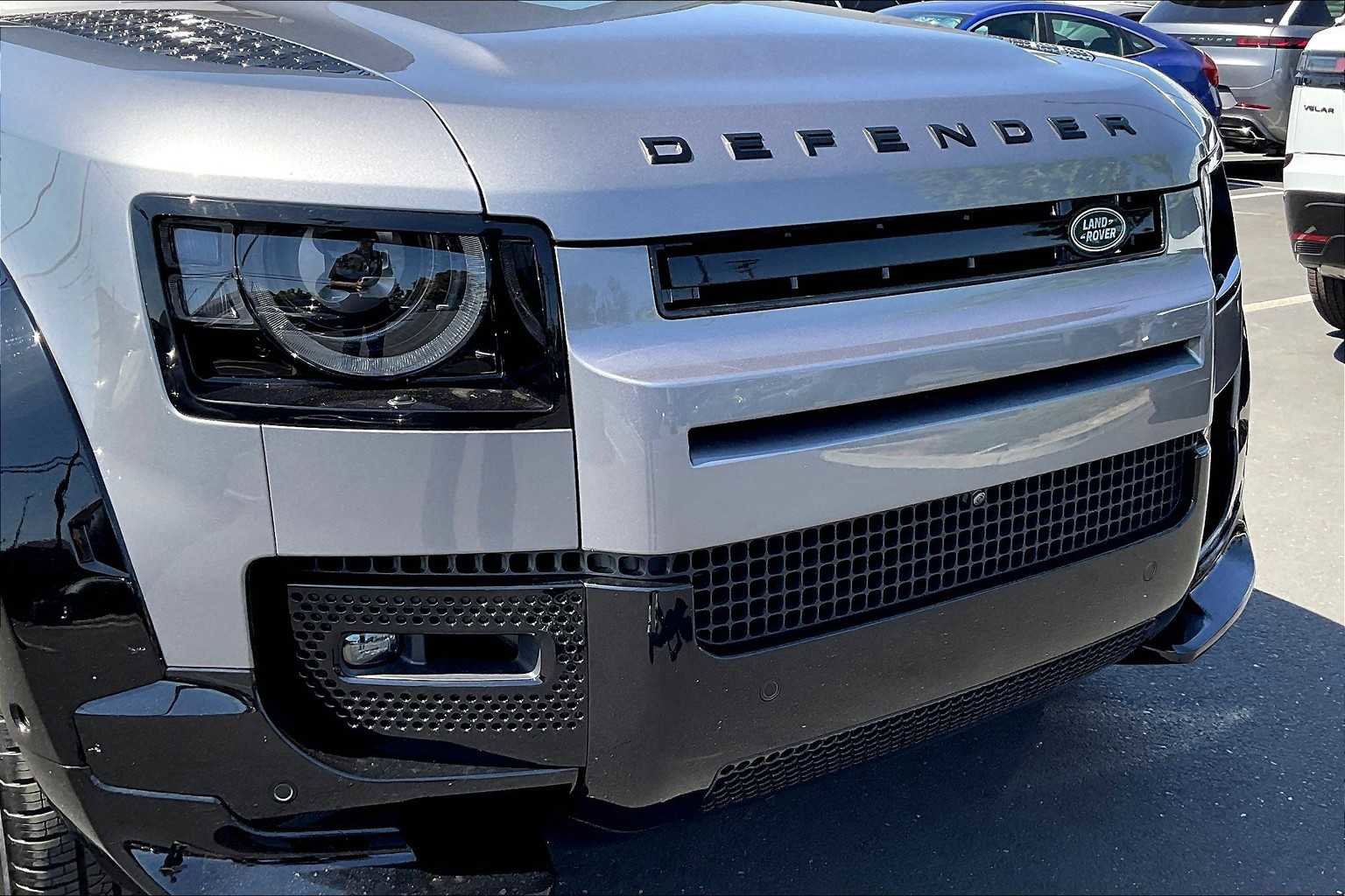 Used 2024 Land Rover Defender 110 X-Dynamic SE image 32