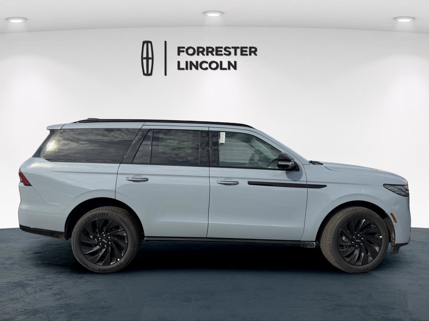 New 2026 Lincoln Navigator Reserve w/ Jet Appearance Package image 2