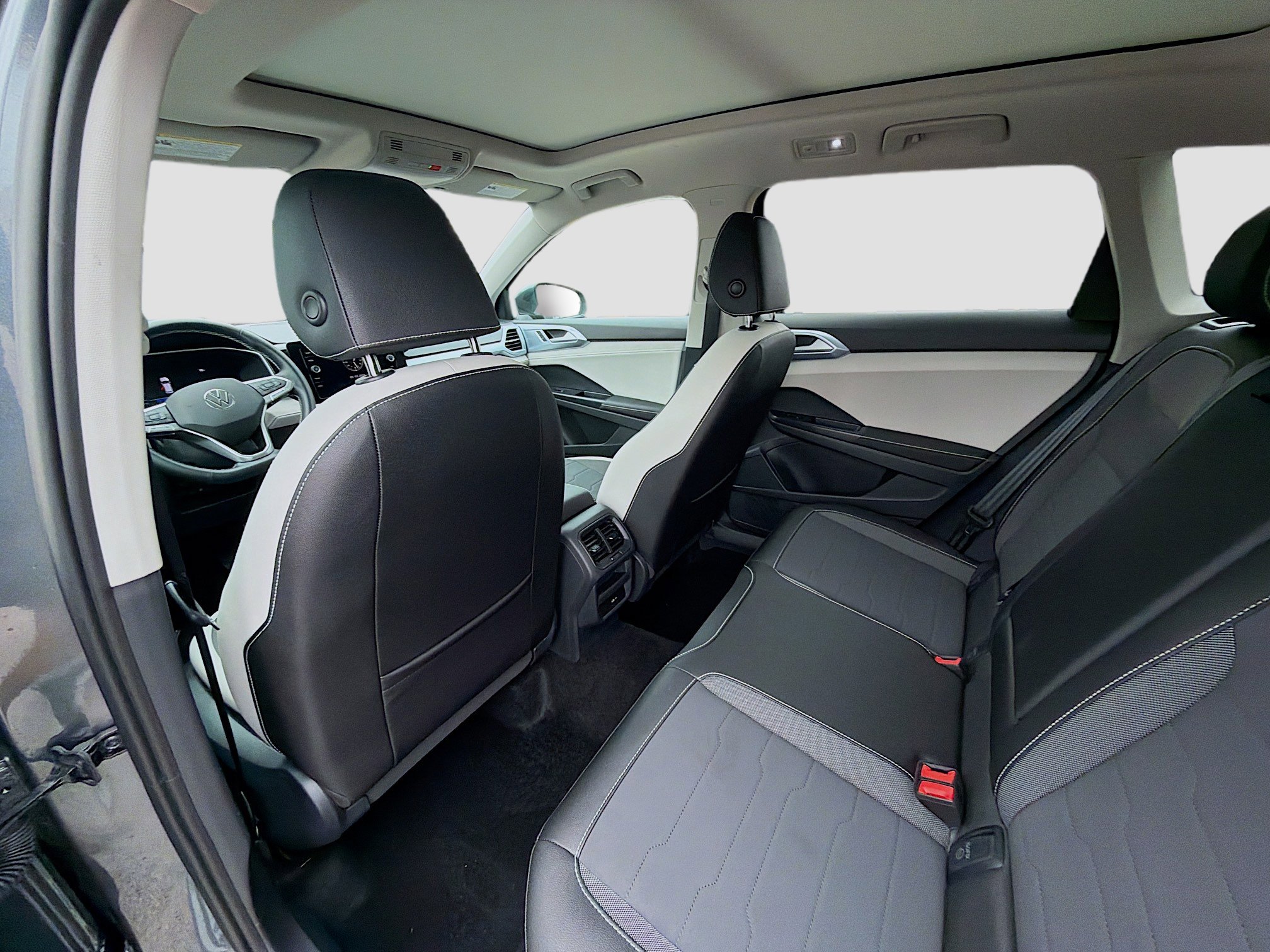 Certified 2025 Volkswagen Taos SE image 24