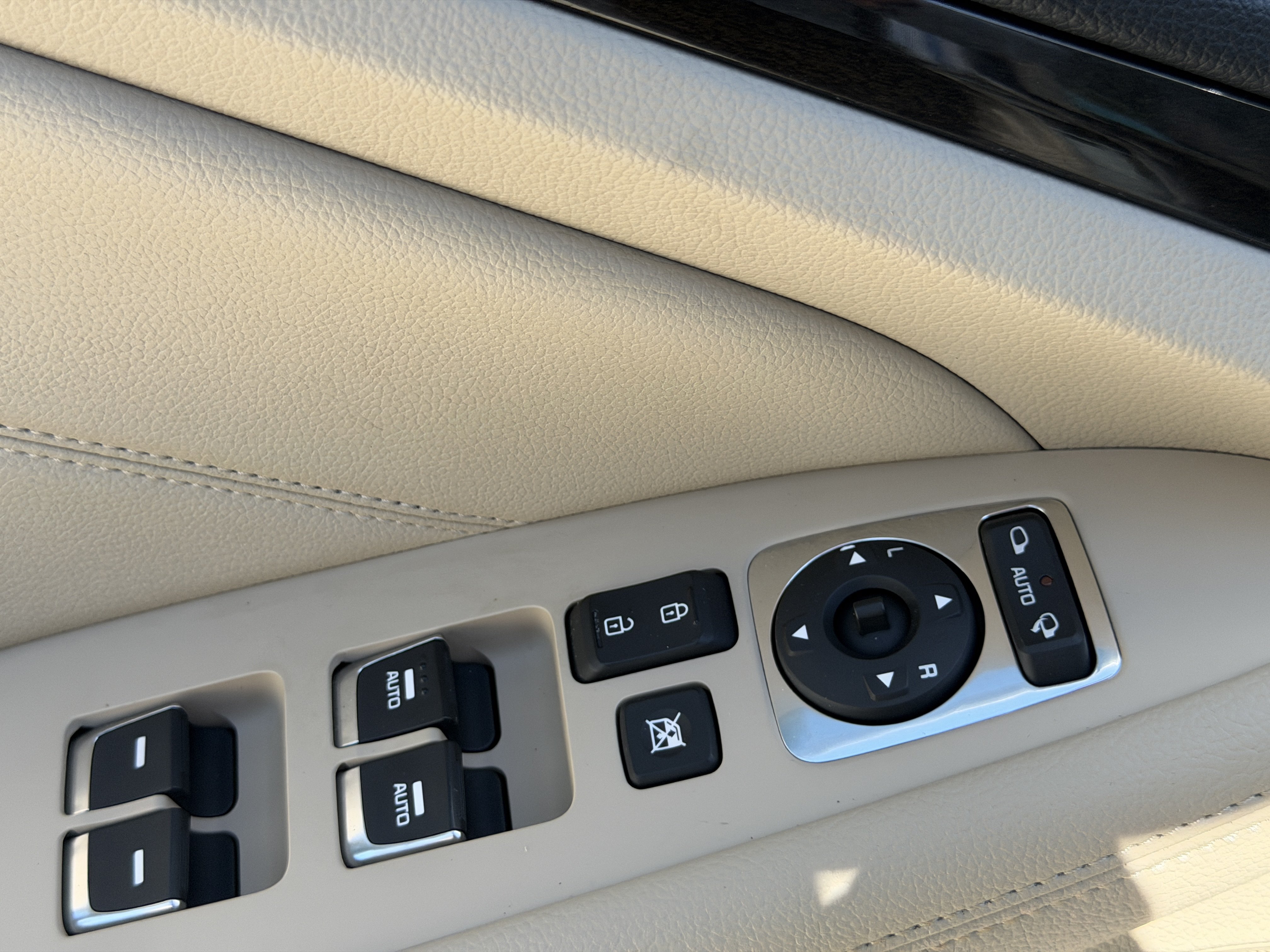 Used 2015 Kia Cadenza Premium w/ Technology Package FWD image 16