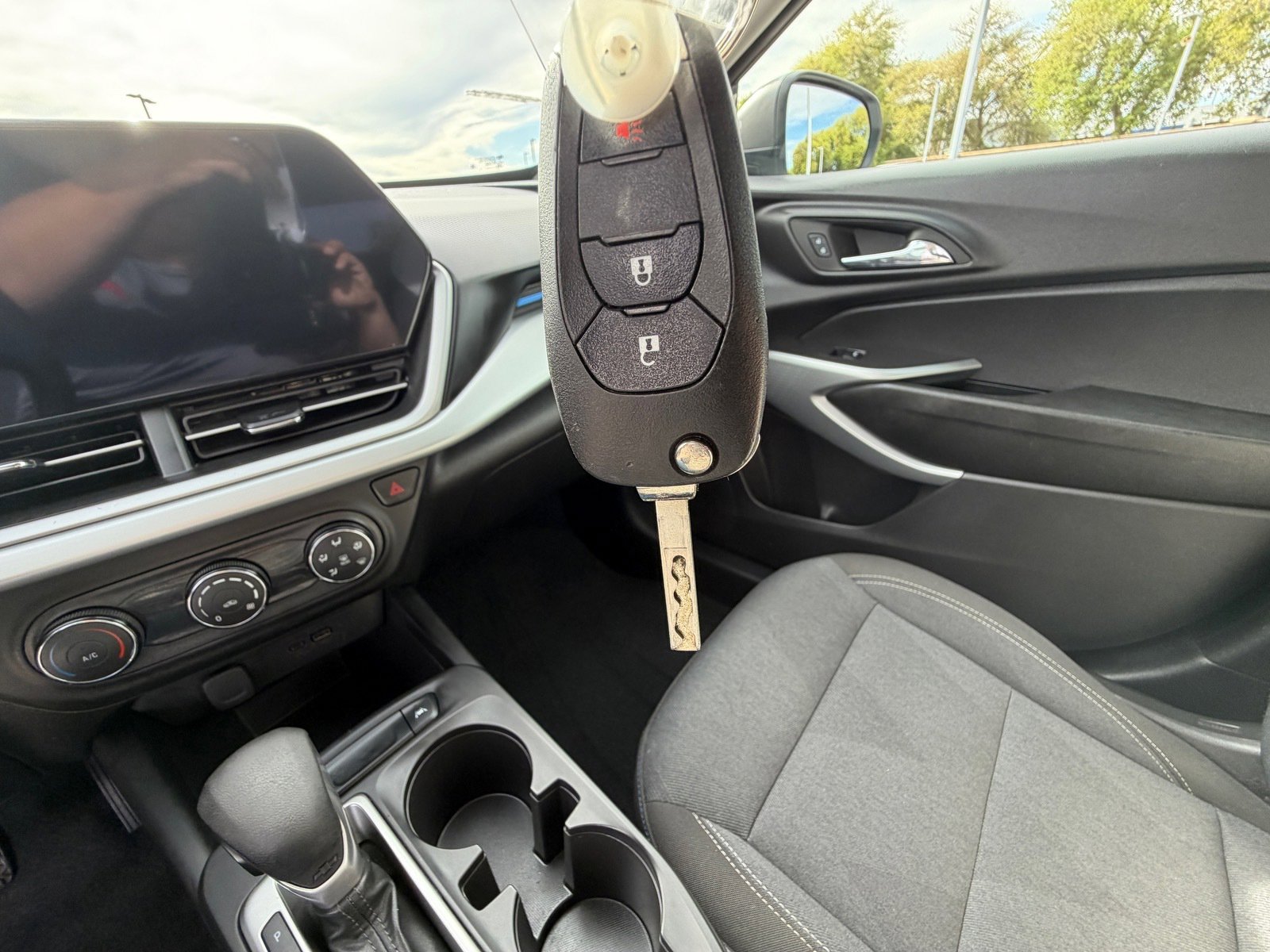 Used 2025 Chevrolet Trax LS image 28