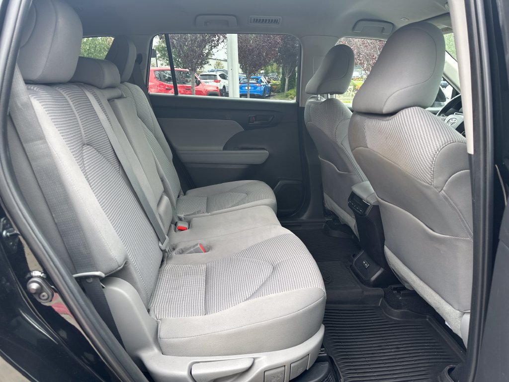 Used 2023 Toyota Highlander LE AWD/4WD image 16