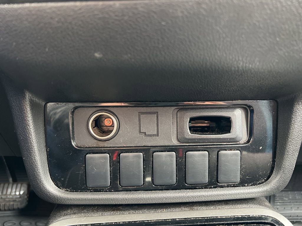 Used 2017 Mitsubishi Outlander SE image 16